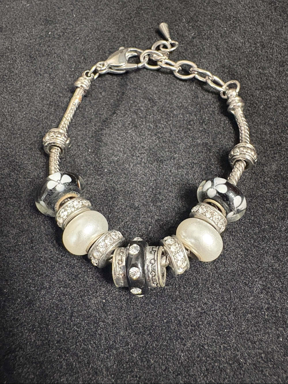 bella Perlina Black and White Bead Bracelet with Pearl-Effect Accents